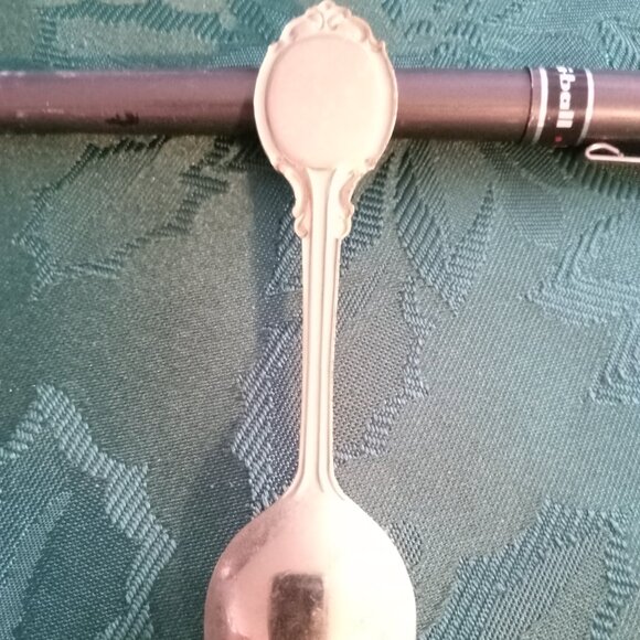 Vintage lot of Elvis Presley memorabilia (ring, pin and souvenir spoon) - Picture 6 of 6